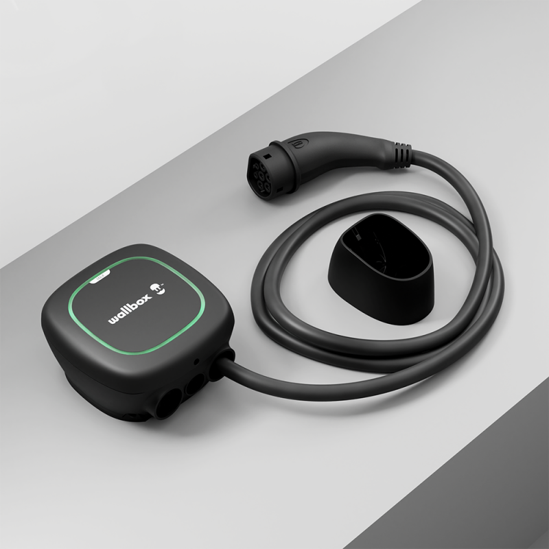 Wallbox Pulsar Max negro con cable y conector Tipo 2 claramente visibles.